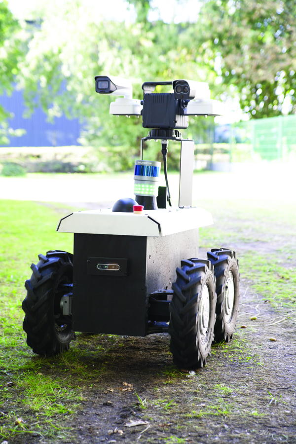 Shadow Runner RR100 mobile robot: designed by Génération Robots